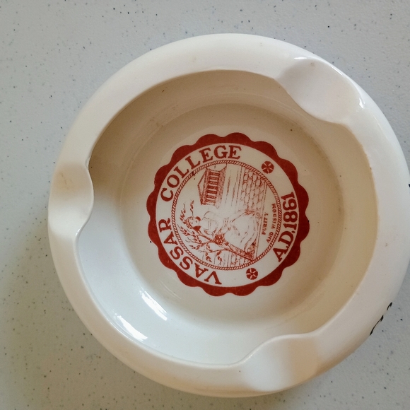 1960s vintage Vassar College logo ceramic ashtray cream and red - Picture 5 of 11